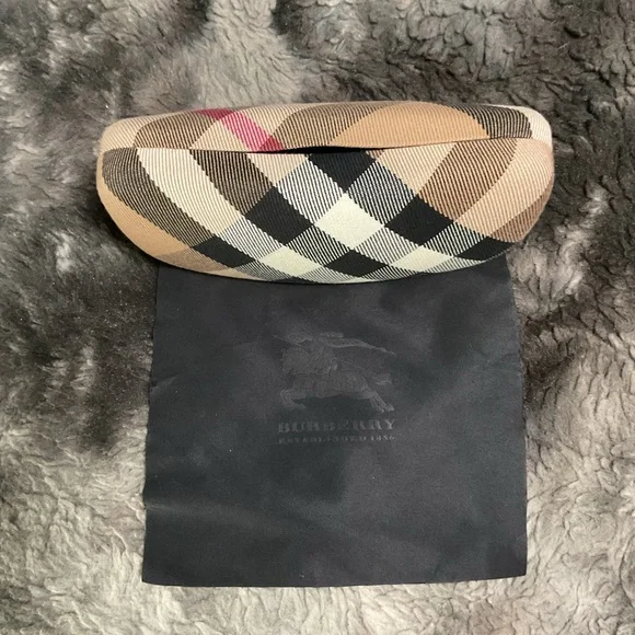Burberry Plaid Eyeglass hard Case in Black and Tan fir sunglasses or glasses - Picture 4 of 5